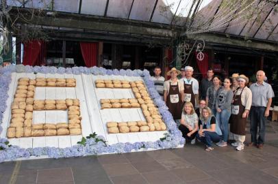 Aniversário de Gramado é marcado por retorno às raízes coloniais. Na foto, produtores da Associação dos Fornos de Gramado, equipe da Secretaria de Agricultura e da Emater/RS-Ascar comemoram os 63 anos de Gramado.