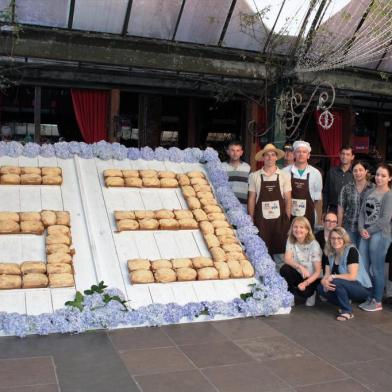 Aniversário de Gramado é marcado por retorno às raízes coloniais. Na foto, produtores da Associação dos Fornos de Gramado, equipe da Secretaria de Agricultura e da Emater/RS-Ascar comemoram os 63 anos de Gramado.