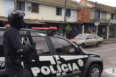  PORTO ALEGRE, RS, BRASIL, 25-05-2017. A Polícia Civil realizou na manhã desta quinta-feira (25) operação para desarticular o chamado consórcio das drogas na Vila Santa Terezinha, mais conhecida como Vila dos Papeleiros, na área central de Porto Alegre. Quatro facções se revezam por mês no fornecimento de drogas para o local que chega a registrar o movimento de até 50 usuários por hora. Mais de 350 agentes, com apoio do helicóptero e do canil, fecharam todos os acessos da área para cumprir 51 mandados judiciais. (RONALDO BERNARDI/AGÊNCIA RBS)