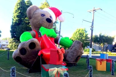 Urso de seis metros de altura é posicionado em Carlos Barbosa. 