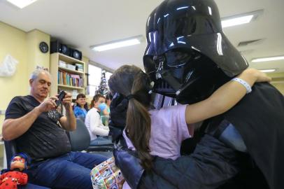  

PORTO ALEGRE, RS, BRASIL - Cosplayers animam crianças na Unidade de Oncologia Pediátrica, no Hospital de Clínicas, em Porto Alegre. Na foto: Antonella Medeiros Ribeiro, 4 anos (Foto: ANDRÉ ÁVILA/ Agência RBS).