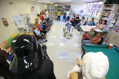  

PORTO ALEGRE, RS, BRASIL - Cosplayers animam crianças na Unidade de Oncologia Pediátrica, no Hospital de Clínicas, em Porto Alegre. (Foto: ANDRÉ ÁVILA/ Agência RBS).