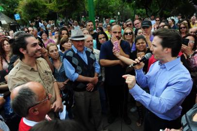  CAXIAS DO SUL, RS, BRASIL (02/04/2017). Marcha com o Prefeito Guerra. Apoiadores de Daniel Guerra levam apoio moral e caminham a pé até a prefeitura, onde conhecem o local do laborioso prefeito. (Roni Rigon/Pioneiro).