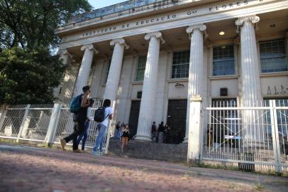 PORTO ALEGRE, RS, BRASIL - 15-03-2016 - professores da rede estadual iniciam greve. Paralisação nacional de três dias vai de terça a quinta-feira; na sexta, os educadores gaúchos realizam assembleia-geral na Capital. Instituto de Educação General Flores da Cunha (FOTO: FERNANDO GOMES/AGÊNCIA RBS)