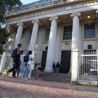 PORTO ALEGRE, RS, BRASIL - 15-03-2016 - professores da rede estadual iniciam greve. Paralisação nacional de três dias vai de terça a quinta-feira; na sexta, os educadores gaúchos realizam assembleia-geral na Capital. Instituto de Educação General Flores da Cunha (FOTO: FERNANDO GOMES/AGÊNCIA RBS)