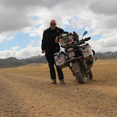 Ricardo Lugris - que fez uma viagem de moto, durante seis meses, por 35 mil quilômetros da França a Singapura - lança em janeiro, em Porto Alegre, Tempo em equilíbrio - entre Paris e Singapura.
