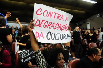  CAXIAS DO SUL, RS, BRASIL, 28/11/2017. Cultura e educação protestam em conjunto. Artistas e produtores culturais acompanham a abertura da sessão da Câmara de Vereadores para pressionar o poder público a cumprir a lei do Financiarte, enquanto professores e funcionários de escolas infantis pressionam contra a demissão e reajuste salarial de sua classe. (Diogo Sallaberry/Agência RBS)