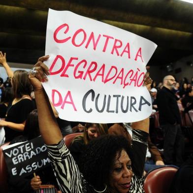  CAXIAS DO SUL, RS, BRASIL, 28/11/2017. Cultura e educação protestam em conjunto. Artistas e produtores culturais acompanham a abertura da sessão da Câmara de Vereadores para pressionar o poder público a cumprir a lei do Financiarte, enquanto professores e funcionários de escolas infantis pressionam contra a demissão e reajuste salarial de sua classe. (Diogo Sallaberry/Agência RBS)