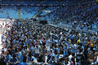  

PORTO ALEGRE, RS, BRASIL, 16-12-2017. Torcedores se reúnem na Arena para assistiram o jogo entre Grêmio e Real Madrid pela final do Mundial de Clubes. (FÉLIX ZUCCO/AGÊNCIA RBS)