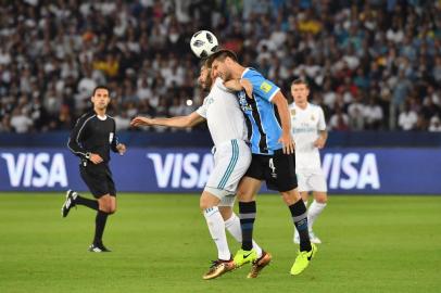  Real Madrid's French forward Karim Benzema (C-L) vies for the header with Gremio's Argentine defender Walter Kannemann (C-R) during their FIFA Club World Cup 2017 final football match at Zayed Sports City Stadium in the Emirati capital Abu Dhabi on December 16, 2017. / AFP PHOTO / KARIM SAHIBEditoria: SPOLocal: Abu DhabiIndexador: KARIM SAHIBSecao: soccerFonte: AFPFotógrafo: STF