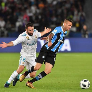  Real Madrid's Spanish defender Dani Carvajal (C-L) marks Gremio's Brazilian forward Luan (C-R) during their FIFA Club World Cup 2017 final football match at Zayed Sports City Stadium in the Emirati capital Abu Dhabi on December 16, 2017. / AFP PHOTO / KARIM SAHIBEditoria: SPOLocal: Abu DhabiIndexador: KARIM SAHIBSecao: soccerFonte: AFPFotógrafo: STF