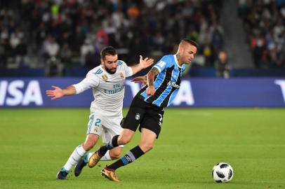  Real Madrid's Spanish defender Dani Carvajal (C-L) marks Gremio's Brazilian forward Luan (C-R) during their FIFA Club World Cup 2017 final football match at Zayed Sports City Stadium in the Emirati capital Abu Dhabi on December 16, 2017. / AFP PHOTO / KARIM SAHIBEditoria: SPOLocal: Abu DhabiIndexador: KARIM SAHIBSecao: soccerFonte: AFPFotógrafo: STF