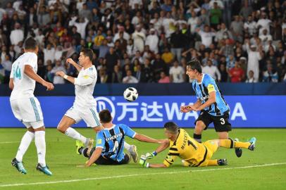  Real Madrid's Portuguese forward Ronaldo (2nd-L) is tackled by Gremio's Argentine defender  Walter Kannemann (C) during their FIFA Club World Cup 2017 final football match at Zayed Sports City Stadium in the Emirati capital Abu Dhabi on December 16, 2017. / AFP PHOTO / Giuseppe CACACE / The erroneous mention[s] appearing in the metadata of this photo by KARIM SAHIB has been modified in AFP systems in the following manner: [Giuseppe CACACE] instead of [KARIM SAHIB]. Please immediately remove the erroneous mention[s] from all your online services and delete it (them) from your servers. If you have been authorized by AFP to distribute it (them) to third parties, please ensure that the same actions are carried out by them. Failure to promptly comply with these instructions will entail liability on your part for any continued or post notification usage. Therefore we thank you very much for all your attention and prompt action. We are sorry for the inconvenience this notification may cause and remain at your disposal for any further information you may require.Editoria: SPOLocal: Abu DhabiIndexador: GIUSEPPE CACACESecao: soccerFonte: AFPFotógrafo: STF