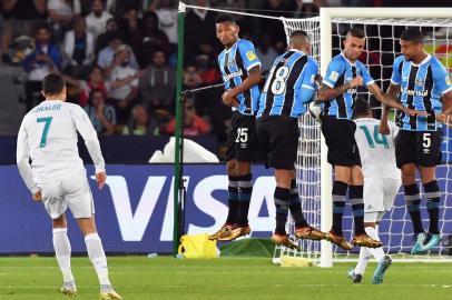  Real Madrid's Portuguese forward Ronaldo (L) curls the ball over the Gremio wall to score from a free-kick during their FIFA Club World Cup 2017 final football match at Zayed Sports City Stadium in the Emirati capital Abu Dhabi on December 16, 2017. / AFP PHOTO / Giuseppe CACACEEditoria: SPOLocal: Abu DhabiIndexador: GIUSEPPE CACACESecao: soccerFonte: AFPFotógrafo: STF