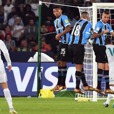  Real Madrid's Portuguese forward Ronaldo (L) curls the ball over the Gremio wall to score from a free-kick during their FIFA Club World Cup 2017 final football match at Zayed Sports City Stadium in the Emirati capital Abu Dhabi on December 16, 2017. / AFP PHOTO / Giuseppe CACACEEditoria: SPOLocal: Abu DhabiIndexador: GIUSEPPE CACACESecao: soccerFonte: AFPFotógrafo: STF