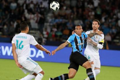  Real Madrids Sergio Ramos (R) vies for the ball against Gremios Brazilian Forward Jael (C) during the Club World Cup UAE 2017 final football match between Gremio FBPA and Real Madrid at the Zayed Sports City Stadium in Abu Dhabi on December 16, 2017. / AFP PHOTO / KARIM SAHIBEditoria: SPOLocal: Abu DhabiIndexador: KARIM SAHIBSecao: soccerFonte: AFPFotógrafo: STF