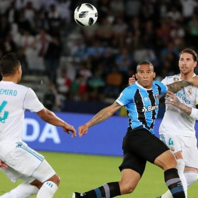  Real Madrid's Sergio Ramos (R) vies for the ball against Gremio's Brazilian Forward Jael (C) during the Club World Cup UAE 2017 final football match between Gremio FBPA and Real Madrid at the Zayed Sports City Stadium in Abu Dhabi on December 16, 2017. / AFP PHOTO / KARIM SAHIBEditoria: SPOLocal: Abu DhabiIndexador: KARIM SAHIBSecao: soccerFonte: AFPFotógrafo: STF