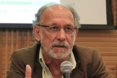 Há grande ceticismo sobre a possibilidade de aprovar a reforma da Previdência em ano eleitoral. José Márcio Camargo, professor da PUC do Rio de Janeiro e economista da Opus Gestão de Recursos, desafia essa descrença. Lembra que a mais recente mudança foi feita em 1998, ano de eleição e crise econômica. Pesquisador de economia do trabalho, pobreza e desigualdade, converteu-se em um dos principais analistas da questão da Previdência, por avaliar que o sistema atual se tornou insustentável. 