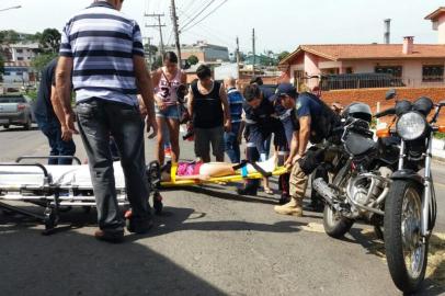 Criança é atropelada por motociclista na BR-116 em Caxias. Ela foi encaminhada ao hospital geral.