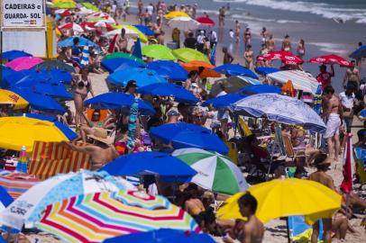  

FLORIANÓPOLIS, SC, BRASIL, 17-12-2017 - Domingo de sol intenso na capital catarinense atrai milhares de pessoas às praias. Fotos em Jurerê Internacional.