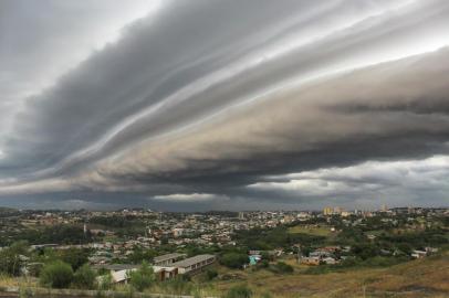  

SANTANA DO LIVRAMENTO, RS, BRASIL - 17/12/2017 - Temporal se aproximando da cidade de Santana do Livramento. (Fabian Ribeiro/Especial)
Indexador: Fabian Ribeiro