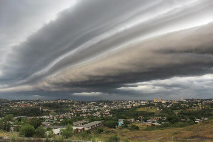 Temporal acompanhado de vento forte causa transtornos em Caxias do