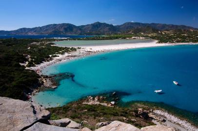 Com um longo trecho de areia branca e um mar cristalino azul-turquesa que se une ao céu, Porto Giunco, em Villasimius, na Sardenha, é considerado um dos paraísos da Itália. Conhecida como a ¿praia dos dois mares¿, é banhada pelo Mediterrâneo e pela Lagoa Notteri. 