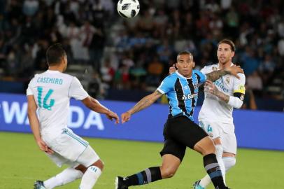  Real Madrids Sergio Ramos (R) vies for the ball against Gremios Brazilian Forward Jael (C) during the Club World Cup UAE 2017 final football match between Gremio FBPA and Real Madrid at the Zayed Sports City Stadium in Abu Dhabi on December 16, 2017. / AFP PHOTO / KARIM SAHIBEditoria: SPOLocal: Abu DhabiIndexador: KARIM SAHIBSecao: soccerFonte: AFPFotógrafo: STF