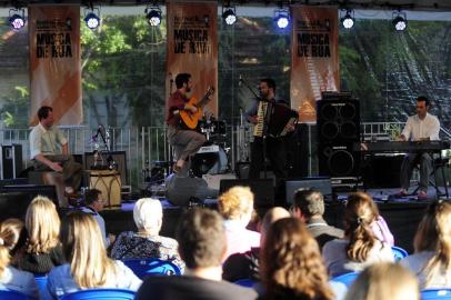  CAXIAS DO SUL, RS, BRASIL, 19/03/2017 - O último dia do Festival Brasileiro de Música de Rua reuniu centenas de pessoas no largo da estação. Além de boa música o público encontrou um bazar e food trucks. (Marcelo Casagrande/Agência)