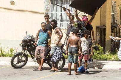 Laranjinha, Acerola e Clayton se despedem de Davi, que vai viajar com Poderosa e Rivaldo. É a nova temporada de Cidade dos Homens que estreia no dia 2 de janeiro. **FOTO EXCLUSIVA PRA COLUNA SINAL ABERTO, ZH