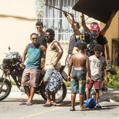 Laranjinha, Acerola e Clayton se despedem de Davi, que vai viajar com Poderosa e Rivaldo. É a nova temporada de Cidade dos Homens que estreia no dia 2 de janeiro. **FOTO EXCLUSIVA PRA COLUNA SINAL ABERTO, ZH