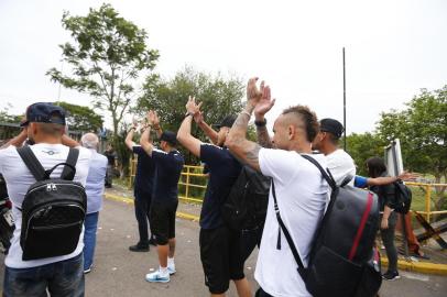  

PORTO ALEGRE, RS, BRASIL, 18-12-2017. Delegação do Grêmio chega no Aeroporto Salgado Filho após o Mundial de Clubes. (FÉLIX ZUCCO/AGÊNCIA RBS)