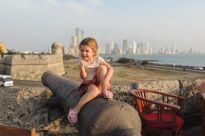 Cartagena é a joia do período colonial da Colômbia. Suas muralhas inexpugnáveis protegeram durante séculos o precioso ouro que vinha do Peru e a prata, de Potosí. Sonho de consumo dos piratas do Caribe, seus tesouros permaneceram intocados, resguardados por uma impressionante fortificação que circunda todo o Centro Histórico, o Castelo de San Felipe de Barajas. As muralhas e os canhões garantiram a proteção de Cartagena, e a cidade jamais foi invadida ou tomada, exceto pelas hordas de turistas que, hoje, procuram a visão mais privilegiada para assistir ao seu famoso pôr do sol.
Rafaela Basso Fauth
De Santa Cruz do Sul, em maio de 2016