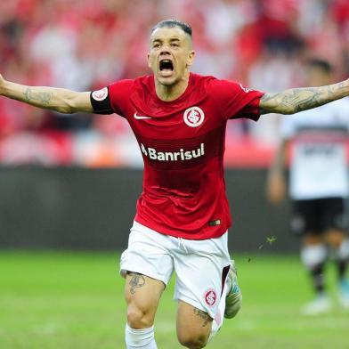  PORTO ALEGRE, RS, BRASIL - Inter e Santa Cruz se enfrentam no estádio Beira-Rio pela Série B do Brasileirão. Na foto, D'Alessandro comemora gol (Carlos Macedo/Agência RBS)