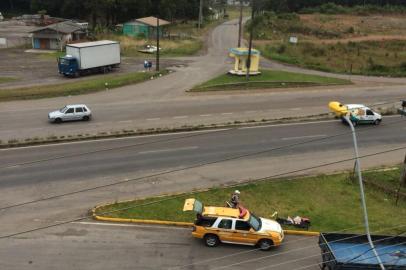 PRF retira bonecos feitos para reivindicar início das obras na ERS-122, em Caxias do Sul.