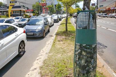  

PORTO ALEGRE, RS, BRASIL 15/12/2017 - Paulo Germano - Proteção de árvore vira lixeira - Avenida Nilo Peçanha, 2131. (FOTO: ROBINSON ESTRÁSULAS/AGÊNCIA RBS)