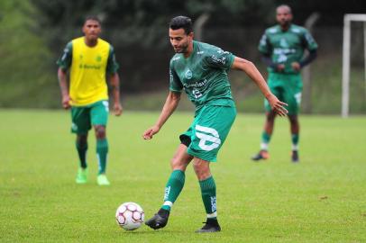  

CAXIAS DO SUL, RS, BRASIL, 05/05/2017. Treino do Juventude na sede da Fras-Le. O Juventude se prepara para a estreia na série B do Campeonato Brasileiro 2017. Na foto, volante Diego Felipe. (Porthus Junior/Agência RBS)