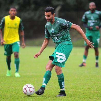  CAXIAS DO SUL, RS, BRASIL, 05/05/2017. Treino do Juventude na sede da Fras-Le. O Juventude se prepara para a estreia na série B do Campeonato Brasileiro 2017. Na foto, volante Diego Felipe. (Porthus Junior/Agência RBS)