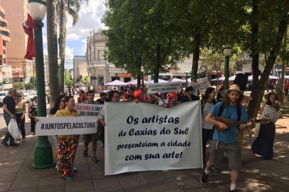 Artistas de Caxias do Sul protestam contra redução de verbas do Financiarte.