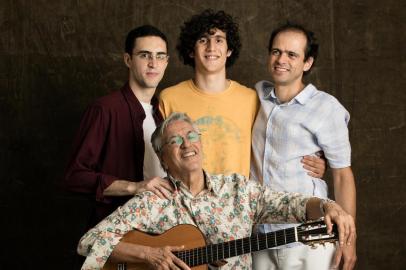 caetano veloso, com os filhos Zeca (E), Tom,  Moreno