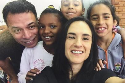 Professora Katia Espíndola, com alunos do projeto Conta uma história?!, desenvolvido na EMEF Marcírio Goulart Loureiro, no Partenon. O projeto é finalista do Prêmio Professores do Brasil