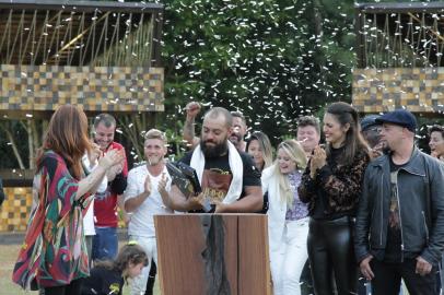 Gaúcho Fernando Schimanoski conquista o título de melhor churrasqueiro amador do Brasil. Após dezoito episódios eletrizantes, ele venceu a segunda temporada do BBQ Brasil