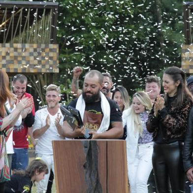 Gaúcho Fernando Schimanoski conquista o título de melhor churrasqueiro amador do Brasil. Após dezoito episódios eletrizantes, ele venceu a segunda temporada do BBQ Brasil