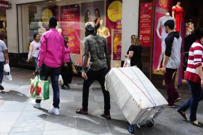  

PORTO ALEGRE, RS, BRASIL, 19-12-2017. Operação combate comércio ilegal no centro de Porto Alegre
Mais de 200 pessoas atuam na ação e produtos apreendidos serão levados ao Cais Mauá. (RONALDO BERNARDI/AGÊNCIA RBS)