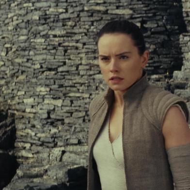 Daisy Ridley como Rey em Star Wars: Os Últimos Jedi, episódio 8 da série de filmes criada por George Lucas.