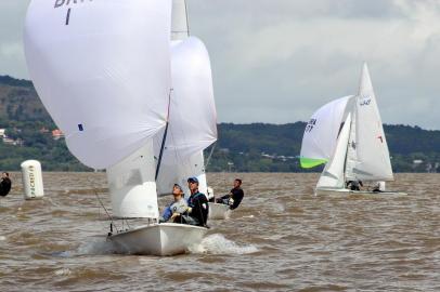 A dupla Geison Mendes e Gustavo Thiesen, do Veleiros do Sul, foi a vencedora do Campeonato Estadual da classe 470 que encerrou neste domingo. Em segundo lugar ficaram Fernanda Oliveira e Ana Barbachan, do Clube dos Jangadeiros, e em terceiro Ignácio Varisco e Federico Garcia, Veleiros do Sul.