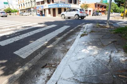  CAXIAS DO SUL, RS, BRASIL  (19/12/2017). Pintura mal feita nos trechos da Estrada Federal BR 116.  Matação no serviço público.