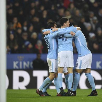 Manchester Citys Portuguese midfielder Bernardo Silva (L) celebrates with his team-mates after scoring the opening goal during the English League Cup quarter-final football match between Leicester City and Manchester City at King Power Stadium in Leicester, central England on December 19, 2017. / AFP PHOTO / Paul ELLIS / RESTRICTED TO EDITORIAL USE. No use with unauthorized audio, video, data, fixture lists, club/league logos or live services. Online in-match use limited to 75 images, no video emulation. No use in betting, games or single club/league/player publications.  / 