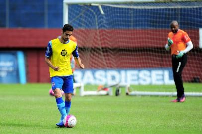  CAXIAS DO SUL, RS, BRASIL, 05/12/2017 -  Treino do Caxias. A equipe Grená apresenta o goleiro Gledson. NA FOTO: volante Gilson. (Marcelo Casagrande/Agência RBS)