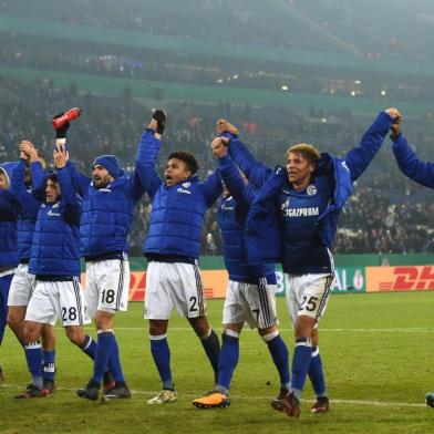 Schalke´s players celebrate after they won the German football Cup DFB Pokal round of sixteen match FC Schalke 04 vs FC Cologne in Gelsenkirchen, western Germany, on December 19, 2017.  / AFP PHOTO / PATRIK STOLLARZ / RESTRICTIONS: ACCORDING TO DFB RULES IMAGE SEQUENCES TO SIMULATE VIDEO IS NOT ALLOWED DURING MATCH TIME. MOBILE (MMS) USE IS NOT ALLOWED DURING AND FOR FURTHER TWO HOURS AFTER THE MATCH. == RESTRICTED TO EDITORIAL USE == FOR MORE INFORMATION CONTACT DFB DIRECTLY AT +49 69 67880

 / 